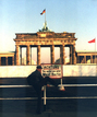 Thumb_08_mark_reeder_am_brandenburger_tor__1984